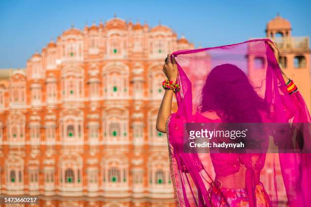joven india mirando el palacio hawa mahal, jaipur, rajasthan - hawa mahal fotografías e imágenes de stock