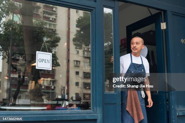 café-besitzer mit open-zeichen - neueröffnung stock-fotos und bilder