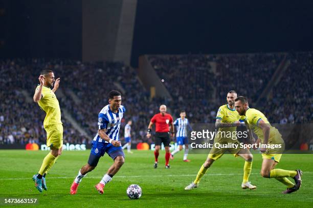 Danny Namaso of FC Porto in action during the UEFA Champions League round of 16 leg two match between FC Porto and FC Internazionale at Estadio do...