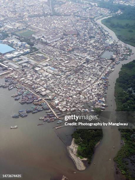 muara angke jakarta shoreline - jakarta slum stock pictures, royalty-free photos & images