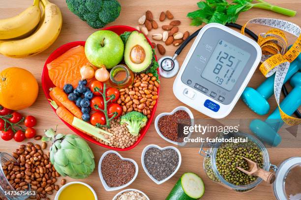 ausgewogene ernährung und blutdruckkontrolle für die herzpflege - gesundheit und gesundheitswesen stock-fotos und bilder