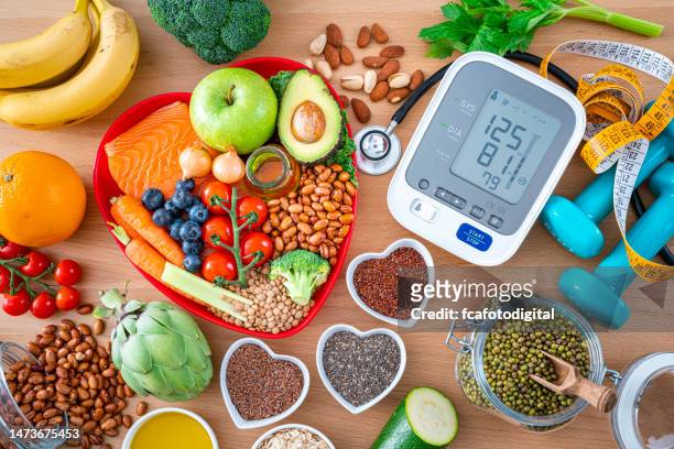 dieta ben bilanciata e controllo della pressione sanguigna per la cura del cuore - cuore foto e immagini stock