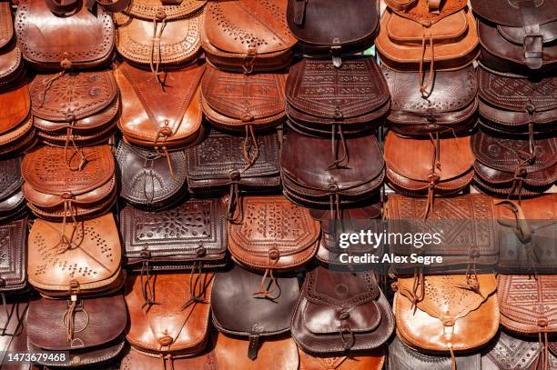 handmade leather bags on market stall - bolso de piel fotografías e imágenes de stock