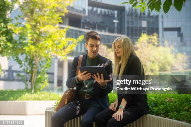 business partners workmate couple talking in an urban city - tablet paar sommer stock-fotos und bilder