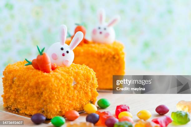 carrot cake ready for easter - paastaart stockfoto's en -beelden