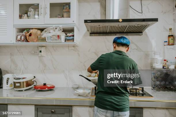 cucina rurale di vera persona tailandese con disabilità che cucina da soli. - transgender foto e immagini stock