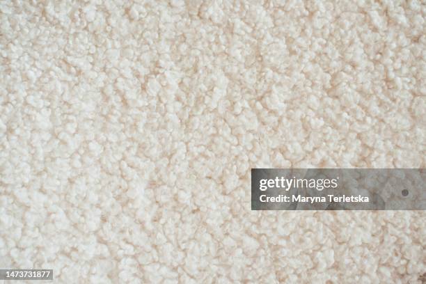 fabric light background with sheepskin wool. animal print. - tapis décoratif photos et images de collection