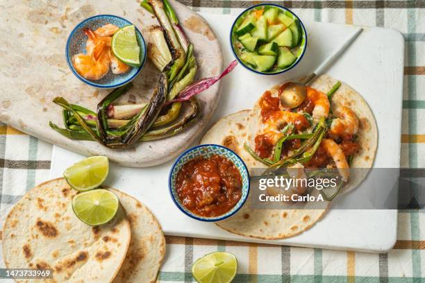 spring onion shrimps tacos - tortilla chip stock-fotos und bilder