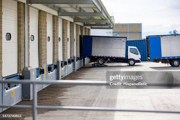 Unloading Semis 2,223 Unloading Semi Truck Stock Photos, High-Res Pictures, and Images ...
