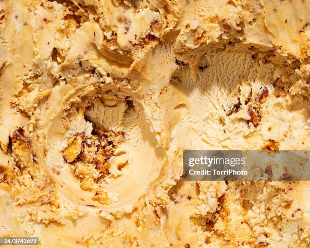 full frame texture background of caramel gelato ice cream with nut crumbs - crème glacée photos et images de collection