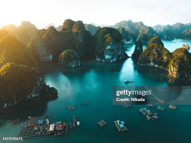 luftaufnahme über die ha long bay in nordvietnam bei sonnenuntergang - vietnam war stock-fotos und bilder