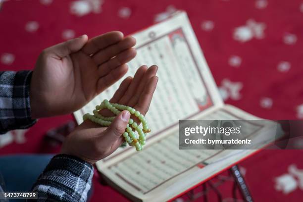 der mensch liest den koran im ramadhan - namaz stock-fotos und bilder