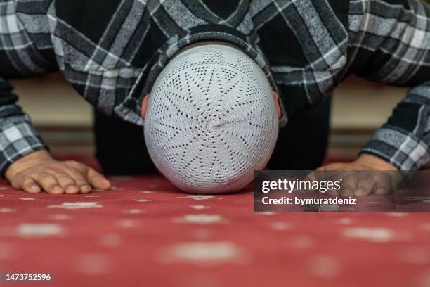 mann beten in der moschee - namaz stock-fotos und bilder