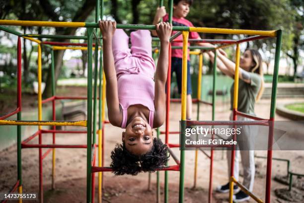 ritratto di una ragazza a testa in giù in una palestra nella giungla in un parco - capovolto foto e immagini stock