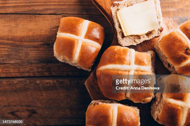 easter breakfast with hot cross buns - pan dulce fotografías e imágenes de stock