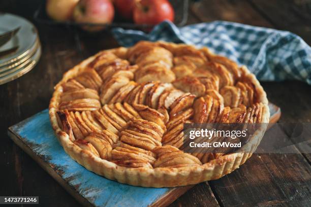 fresh baked apple pie - apple pie stockfoto's en -beelden