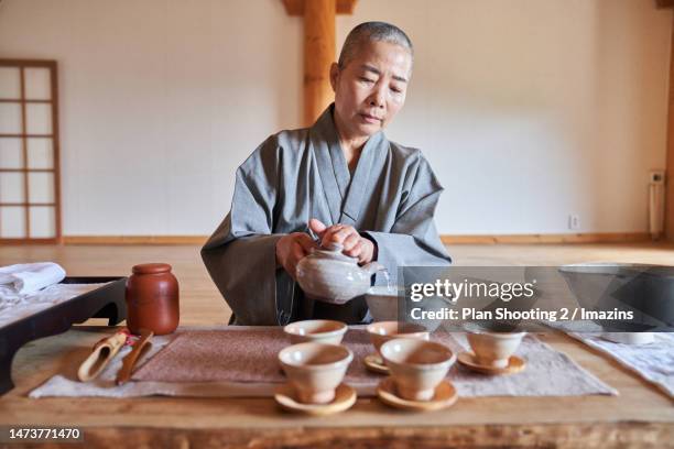 republic of korea, korean culture, traditional culture, buddhism, monks, worship service, temple stay, faith, prayer, tea ceremony, tea - tea ceremony stock pictures, royalty-free photos & images