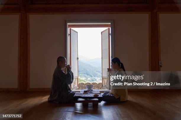 republic of korea, korean culture, traditional culture, buddhism, monks, worship service, temple stay, faith, prayer, tea ceremony, tea - tea ceremony stock pictures, royalty-free photos & images