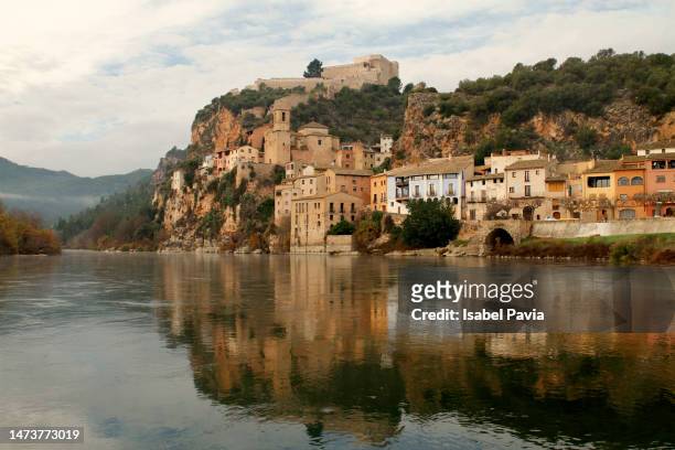 miravet castle and city over the river, tarragona province, spain - ebro river - fotografias e filmes do acervo