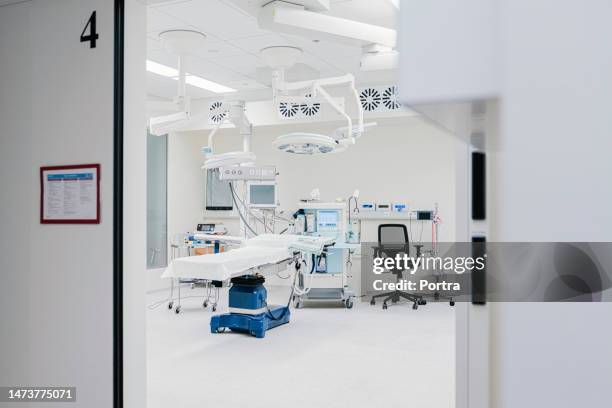 innenraum eines leeren operationssaals in einem krankenhaus - krankenstation stock-fotos und bilder