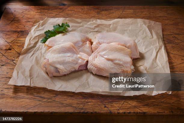 raw organic chicken thigh's - chicken thigh stockfoto's en -beelden