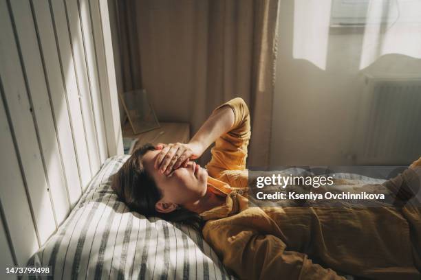 the depression woman sit on the floor - culpabilidad fotografías e imágenes de stock