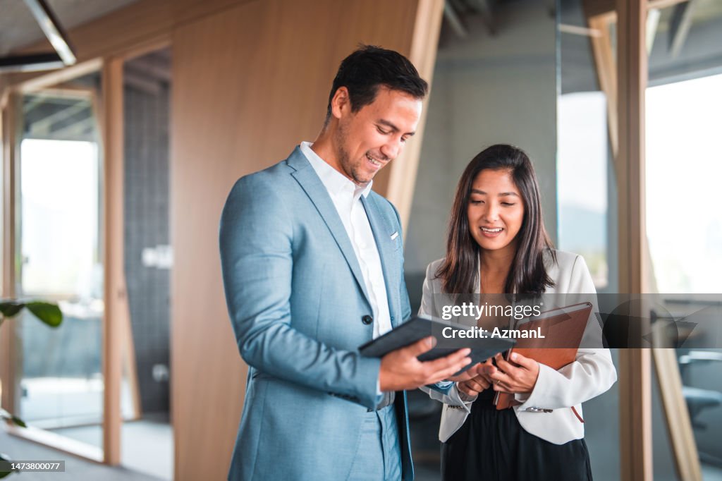 Positives Training bei der Arbeit, männlicher Manager teilt Ideen mit weiblicher Praktikantin