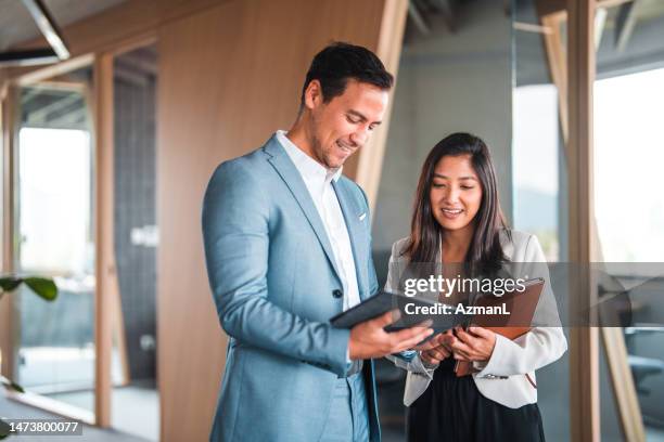 positives training bei der arbeit, männlicher manager teilt ideen mit weiblicher praktikantin - geschäftsleute stock-fotos und bilder