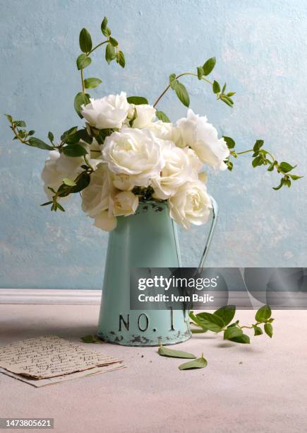 vintage white bouquet - table vase stockfoto's en -beelden