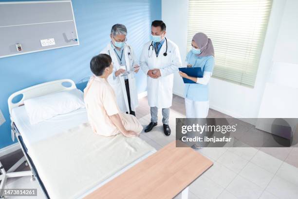 Doctor Medical Rounds Doctor Rounds Mask Photos and Premium High Res Pictures - Getty Images