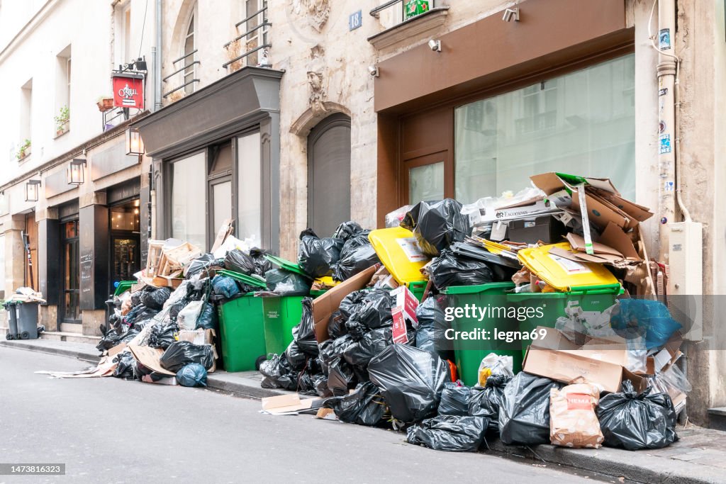 París : contenedores llenos debido a la huelga de recogida de residuos