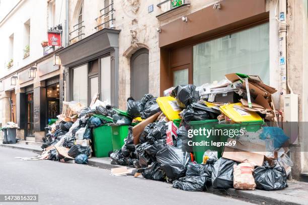 paris : full bins because of waste collection strike - vuilniszak stockfoto's en -beelden