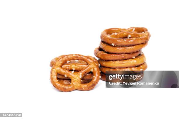 bretzel biscuits isolated on white background - pretzel stockfoto's en -beelden