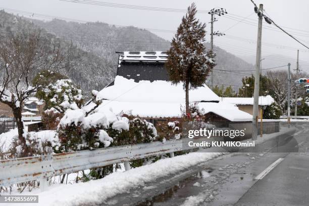 japanese traditional house covered with snow - kyoto covered with first snow of the season stock-fotos und bilder