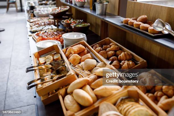 auswahl an mahlzeiten im luxusrestaurant hotelbuffet - büfett stock-fotos und bilder