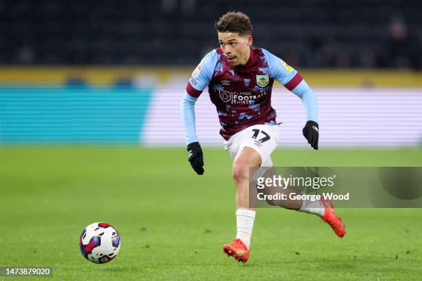 Manuel Benson of Burnley runs with the ball during the Sky Bet Championship between Hull City and Burnley at MKM Stadium on March 15, 2023 in Hull,...