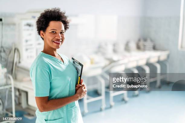 enfermeira sorridente olhando para a câmera - enfermeira - fotografias e filmes do acervo