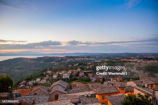 montefiascone under sky at sunset - provinz viterbo stock-fotos und bilder