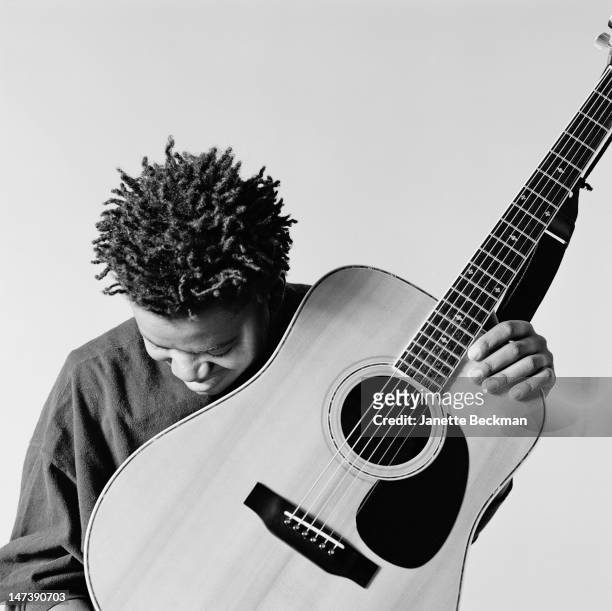 American singer, songwriter and guitarist Tracy Chapman in New York City, 1989.
