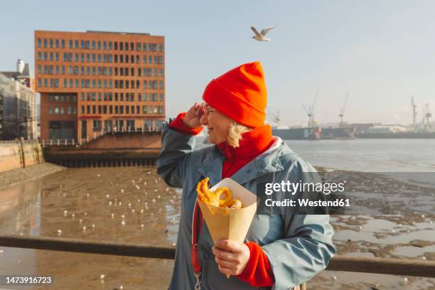 woman holding fish and chips - fish chips stockfoto's en -beelden