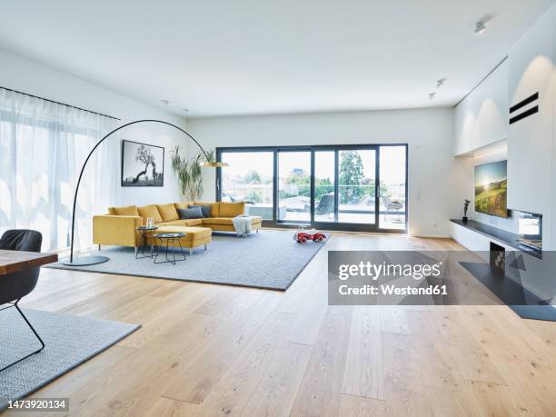 empty living room with hardwood floor in modern apartment - parket stockfoto's en -beelden