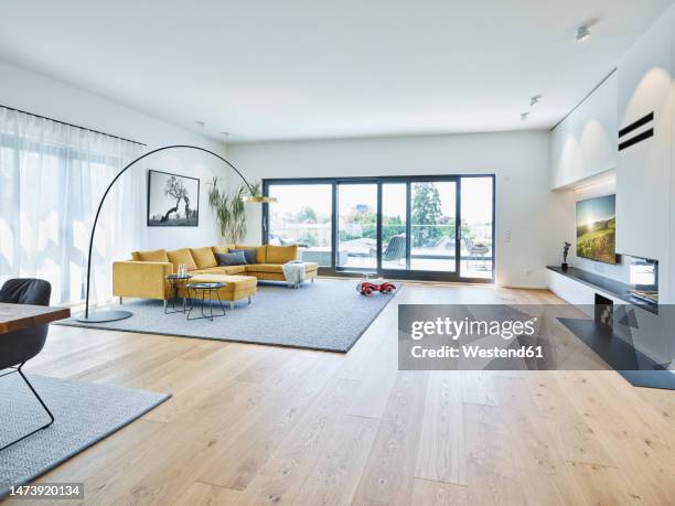 empty living room with hardwood floor in modern apartment - parquet floor stock pictures, royalty-free photos & images