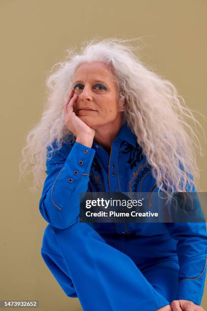 older woman long white hair - 70s eye makeup stockfoto's en -beelden