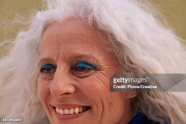 older woman long white hair - 70s eye makeup stockfoto's en -beelden