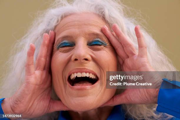 older woman long white hair - 70s eye makeup stockfoto's en -beelden