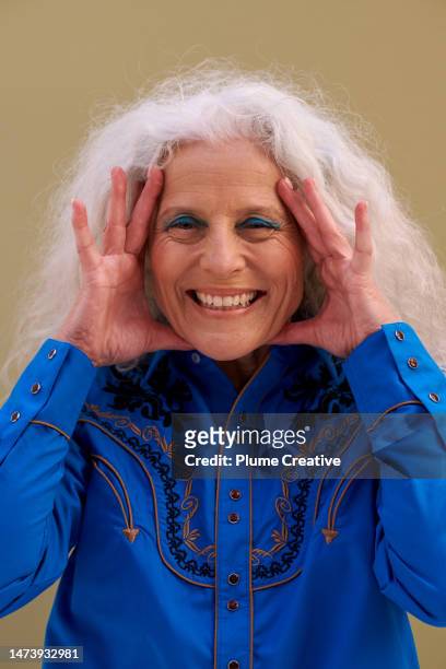 older woman long white hair - 70s eye makeup stockfoto's en -beelden