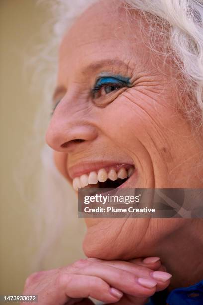 older woman long white hair - 70s eye makeup stockfoto's en -beelden