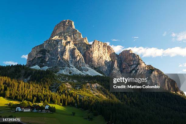 mountain in dolomites - alta badia - fotografias e filmes do acervo