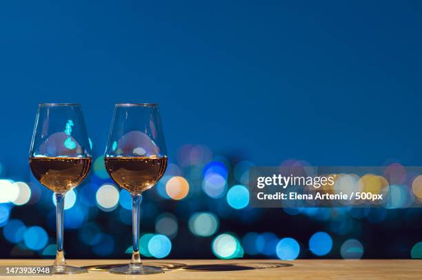 two glasses of rose wine with bokeh city colorful light from rooftop building - chardonnay grape 個照片及圖片檔