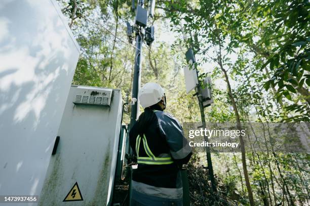 5g communication engineer is checking the signal base station - viewfinder foto e immagini stock